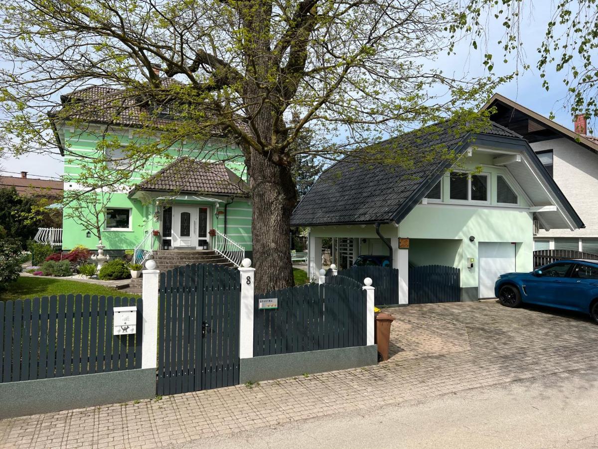 Vila Lesce With Heated Outdoor Pool Екстериор снимка